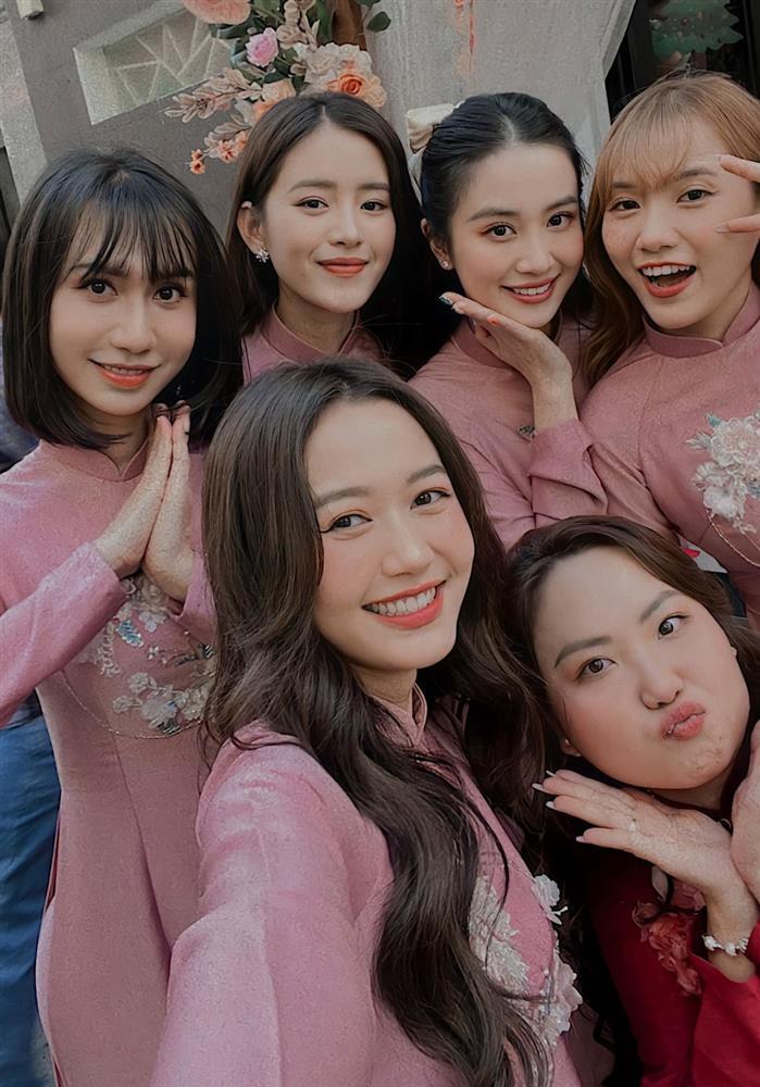 Dàn phù dâu toàn gái đẹp, danh tính cô dâu còn bất ngờ hơn-1