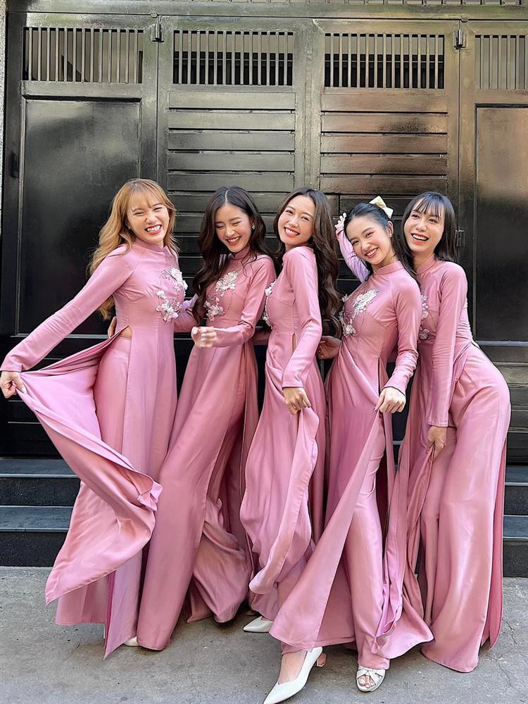 Dàn phù dâu toàn gái đẹp, danh tính cô dâu còn bất ngờ hơn-2