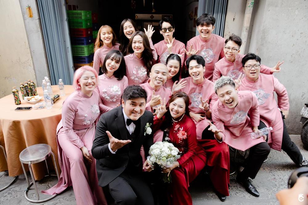 Dàn phù dâu toàn gái đẹp, danh tính cô dâu còn bất ngờ hơn-3