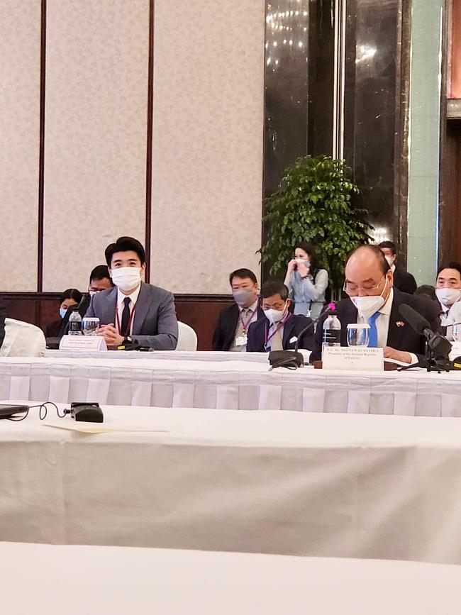 Trai cả nhà bầu Hiển check-in Singapore cùng mẹ, em út còm chú ý-3