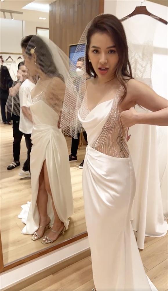 Angela Phương Trinh mặc váy trắng nổi bật giữa dàn sao