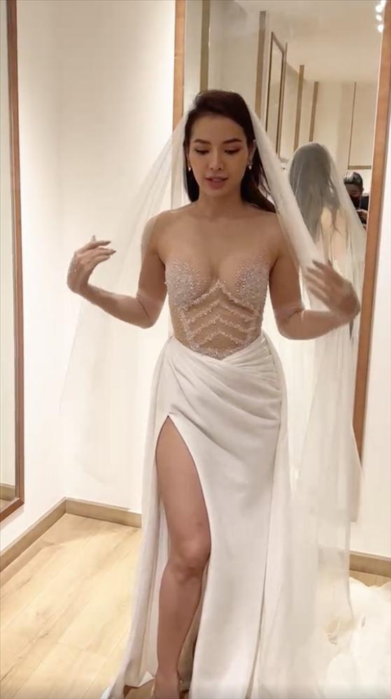 Phương Trinh Jolie cùng bạn trai Lý Bình đi thử váy cưới, gây choáng thiết  kế hở cực sốc