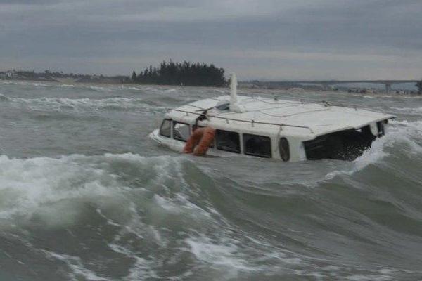 Đau lòng balo còn nguyên bình sữa, đôi dép của bé gái vụ lật ca nô-2
