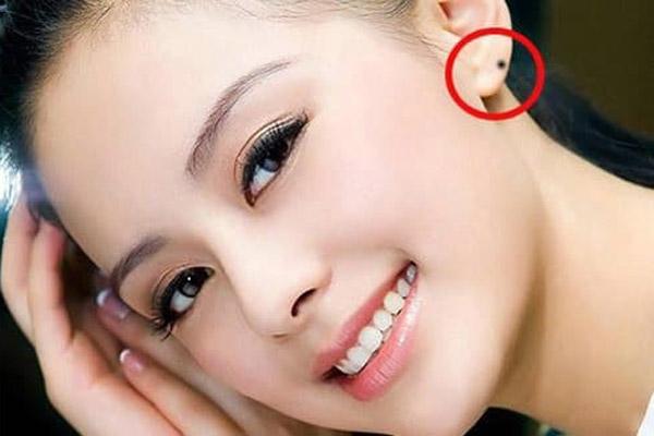 5 nốt ruồi phụ nữ là quý nhân của chồng, càng già càng giàu sang-4