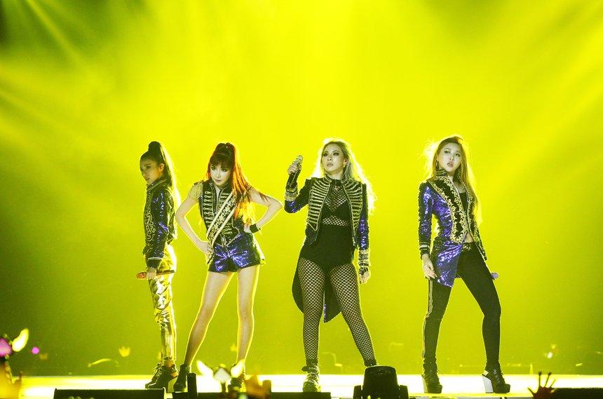 2NE1: Năm 2016, 2NE1 - nhóm nhạc nữ đầu tiên của YG Entertainment - tuyên bố tan rã chính thức. Trong khi nhiều người hâm mộ tỏ ra thất vọng, một số khán giả cho biết họ không cảm thấy ngạc nhiên trước tin tức này, đặc biệt khi 2NE1 đã tạm dừng hoạt động trong nhiều năm sau scandal vận chuyển chất cấm của thành viên Park Bom.