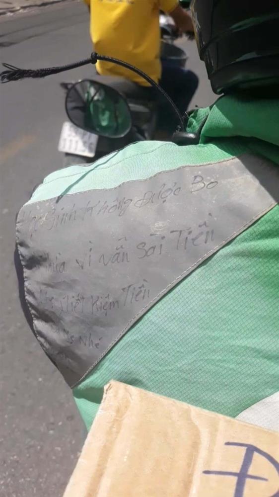 Dòng chữ viết trên vai áo nữ tài xế khiến ai đọc cũng sụt sùi muốn khóc-2