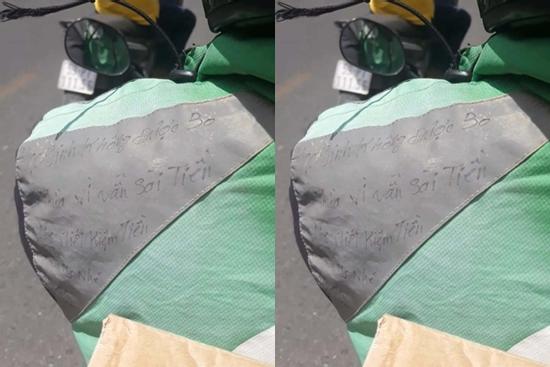 Dòng chữ viết trên vai áo nữ tài xế khiến ai đọc cũng sụt sùi muốn khóc