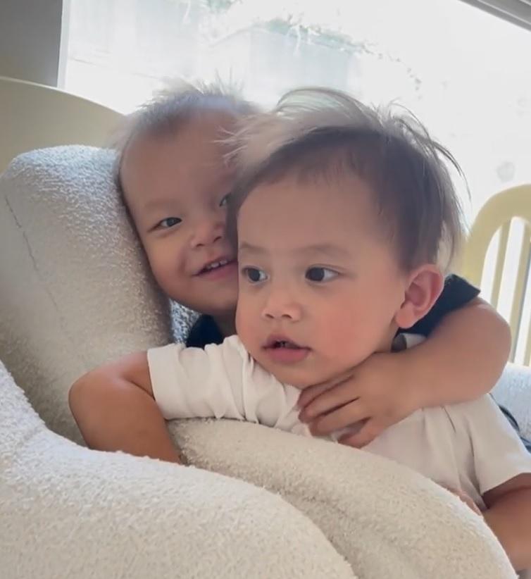 Ái nữ Hồ Ngọc Hà ra dáng chị gái, ông nội vỗ tay rào rào-6