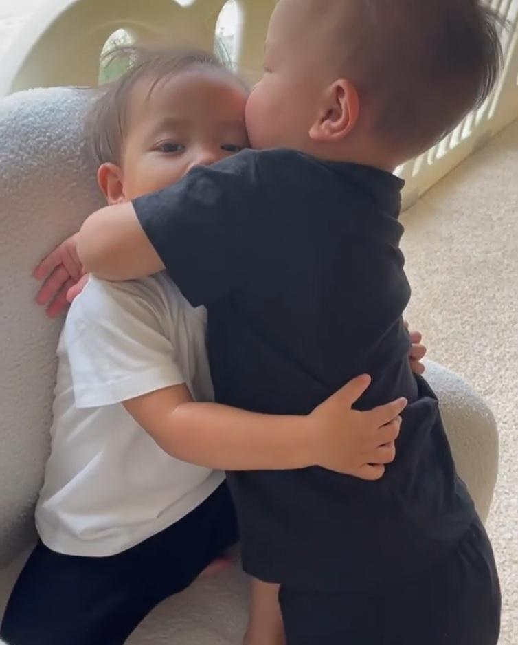 Ái nữ Hồ Ngọc Hà ra dáng chị gái, ông nội vỗ tay rào rào-5