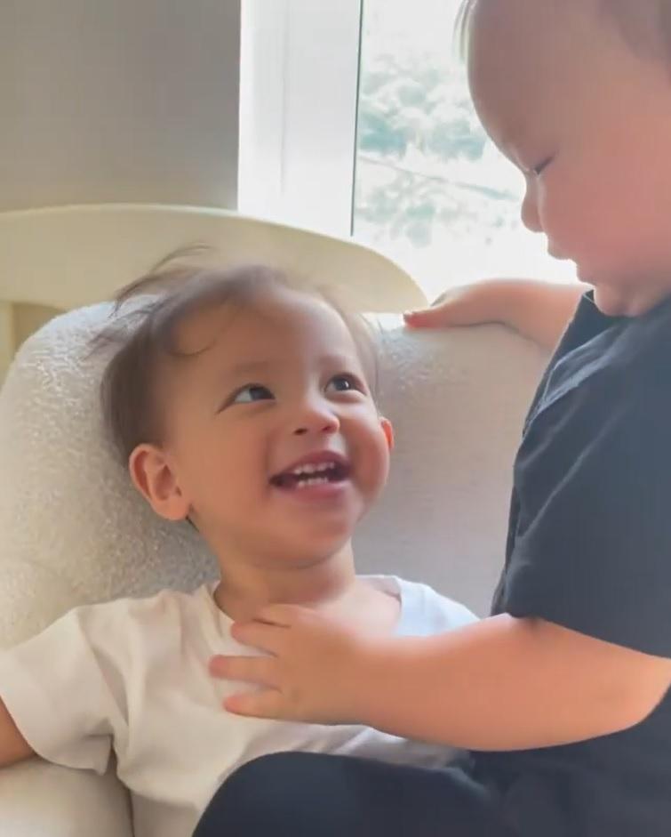 Ái nữ Hồ Ngọc Hà ra dáng chị gái, ông nội vỗ tay rào rào-4