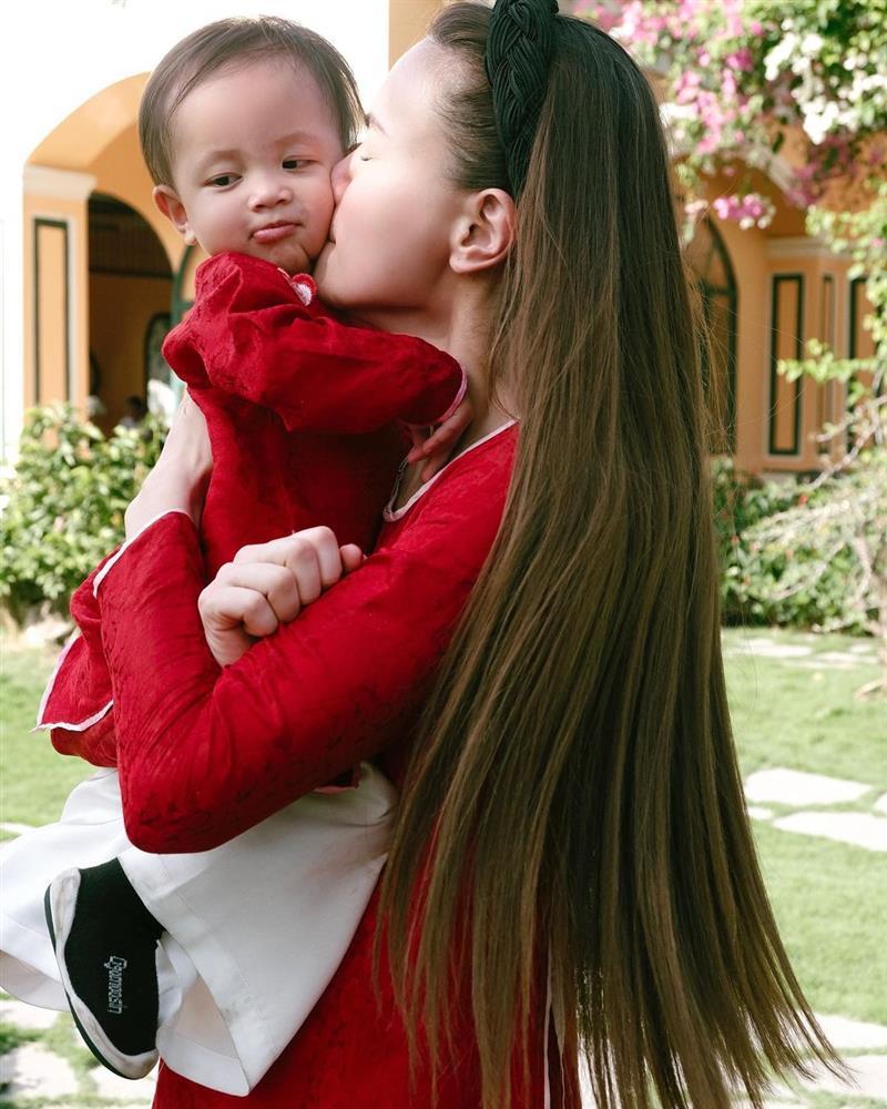 Ái nữ Hồ Ngọc Hà ra dáng chị gái, ông nội vỗ tay rào rào-10