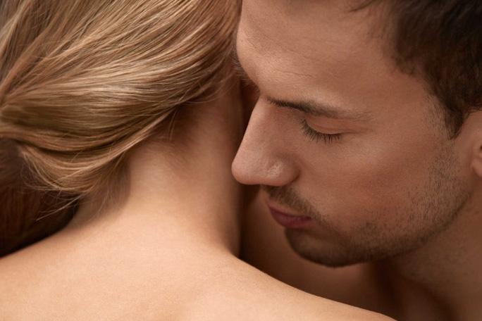 Vợ bốc mùi nồng nặc, chồng bắt quả tang vụng trộm với bạn của bố-1