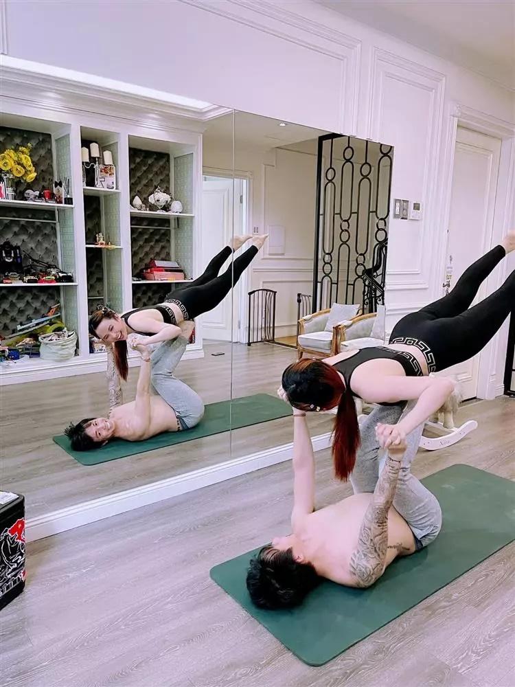 Vợ hai tung cảnh hôn Minh Nhựa ở tư thế khó đỡ-8