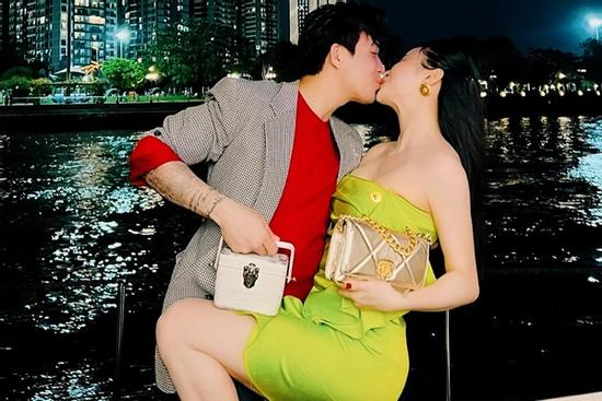 Vợ hai tung cảnh hôn Minh Nhựa ở tư thế khó đỡ