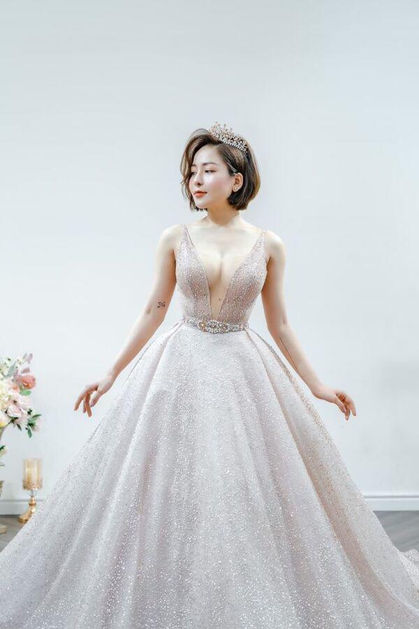 Váy cưới của Phương Trinh Jolie đã là gì, nhiều mỹ nhân còn hở hơn!-5