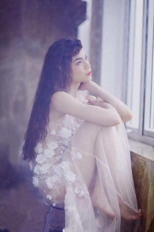 Váy cưới của Phương Trinh Jolie đã là gì, nhiều mỹ nhân còn hở hơn!-4