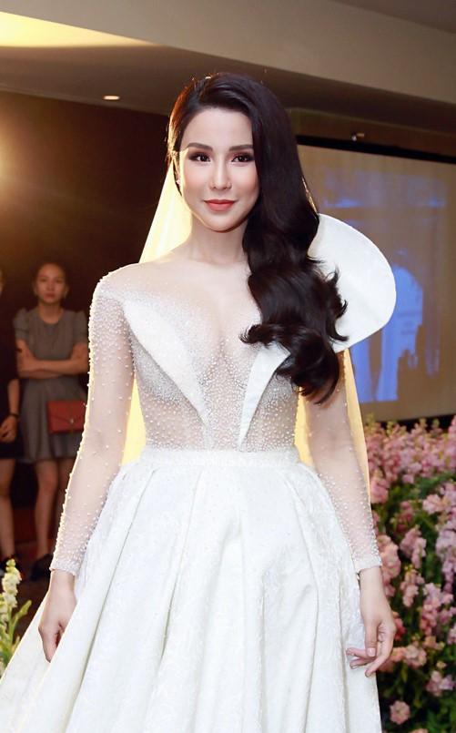 Váy cưới của Phương Trinh Jolie đã là gì, nhiều mỹ nhân còn hở hơn!-6