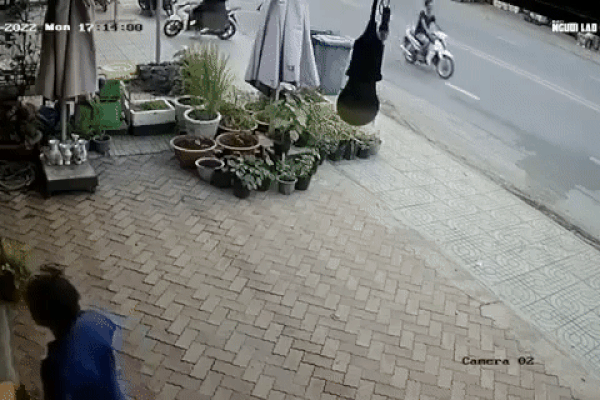 Clip: Cặp đôi dàn cảnh va chạm rồi móc trộm iPhone của nữ sinh-1