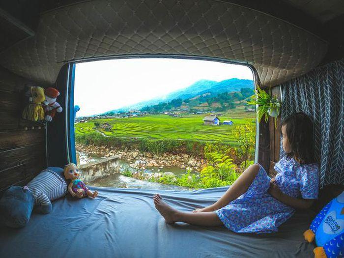 Bố mua Mẹc 16 chỗ xây nhà di động đưa vợ con đi du lịch-8