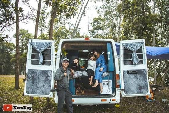 Bố mua Mẹc 16 chỗ 'xây' nhà di động đưa vợ con đi du lịch