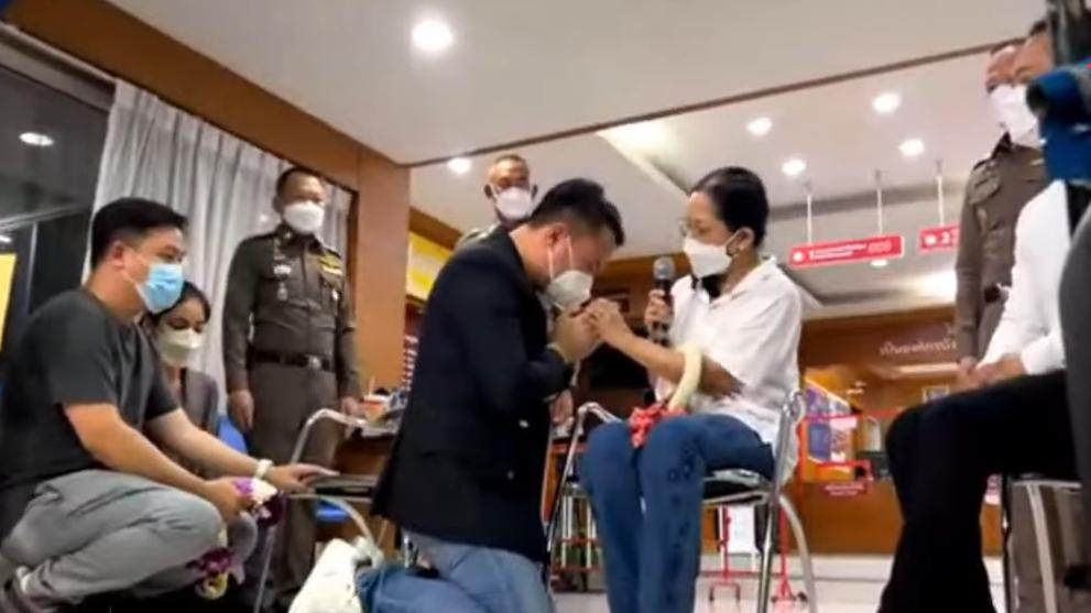 2 đại gia trên tàu cùng Tangmo quỳ sụp xin lỗi mẹ nữ diễn viên-2