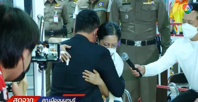 2 đại gia trên tàu cùng Tangmo quỳ sụp xin lỗi mẹ nữ diễn viên-3