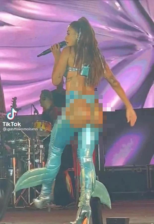 Sốc: Ca sĩ mặc quần nhưng hở nguyên bàn toạ trên sân khấu-1