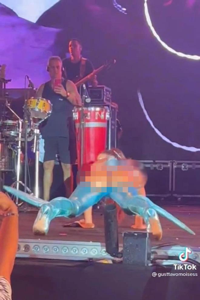 Sốc: Ca sĩ mặc quần nhưng hở nguyên bàn toạ trên sân khấu-2