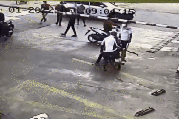 Clip: Hỗn chiến quán nhậu, 2 thanh niên bị đánh gục bất tỉnh-1