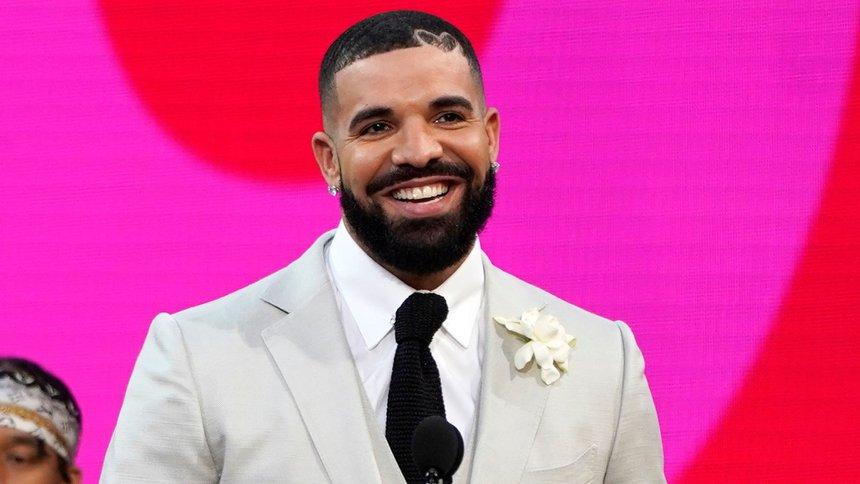 Trong năm 2021, Drake thu về 50 triệu USD. Vulture đánh giá nam rapper đang ở đỉnh cao sự nghiệp với những bản hit nổi tiếng và thành công về mặt thương mại. Drake có một năm đáng nhớ với nhiều kỷ lục được phá vỡ trong lịch sử của BXH Billboard nhờ album Certified Lover Boy.