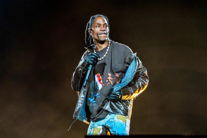 Forbes tiết lộ số tiền Travis Scott chuyển vào ngân hàng mới đây là 38 triệu USD. 2021 là năm đáng tiếc với bạn trai Kylie Jenner khi vướng vào vụ kiện liên quan đến đêm nhạc Astroworld. Công ty tổ chức sự kiện này và nam rapper bị đòi bồi thường 750 triệu USD vì sự cố khiến 10 người chết.