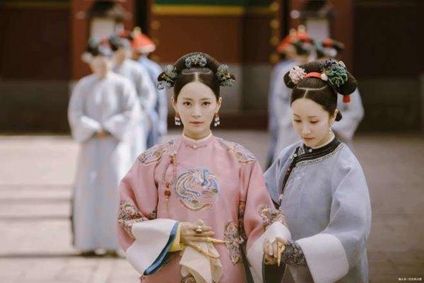 Vì sao phi tần đi lại trong cung thường phải có người đỡ tay?-2