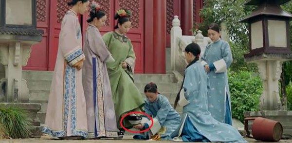 Vì sao phi tần đi lại trong cung thường phải có người đỡ tay?-3