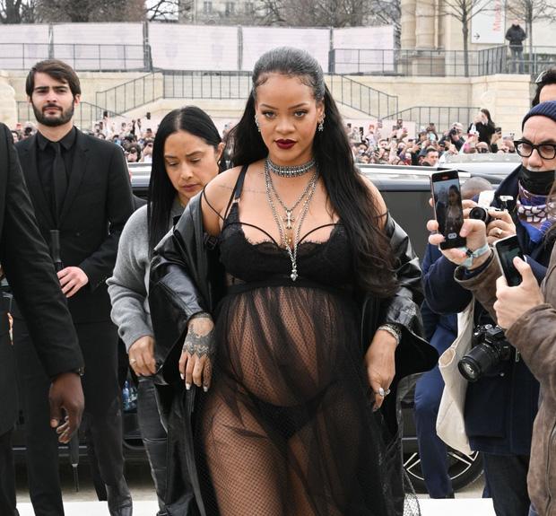 Rihanna mặc mỗi nội y chặt đẹp Jisoo ở Paris Fashion Week-6
