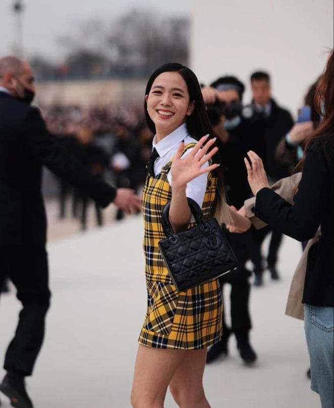 Rihanna mặc mỗi nội y chặt đẹp Jisoo ở Paris Fashion Week-2