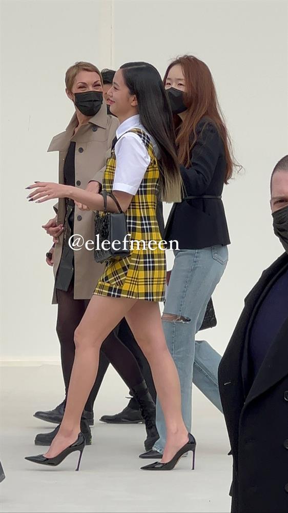 Rihanna mặc mỗi nội y chặt đẹp Jisoo ở Paris Fashion Week-3