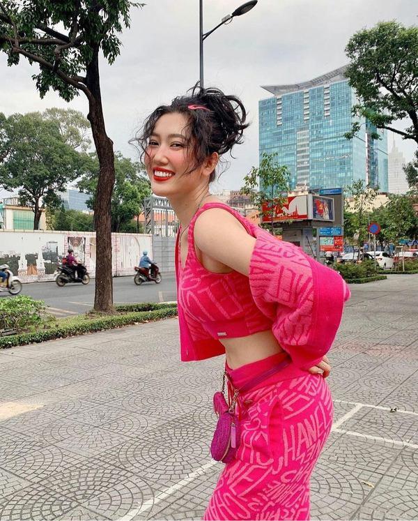 Thúy Ngân già chát như thím, mặt diễn tuồng xuống phố-2