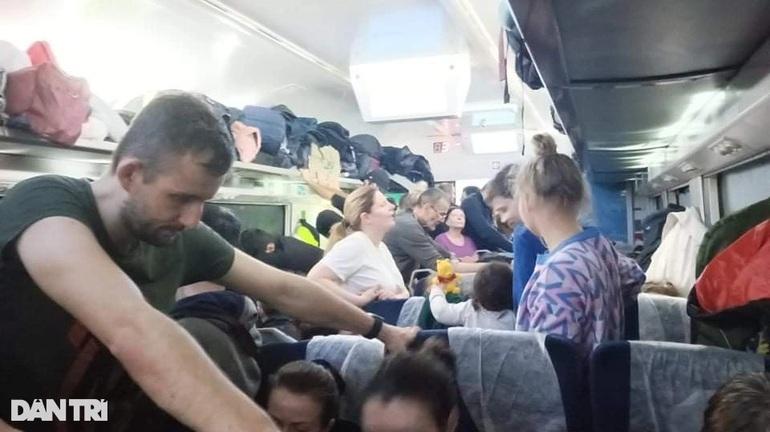 Người Việt trên chuyến tàu chật như nêm rời điểm nóng chiến sự Ukraine-1