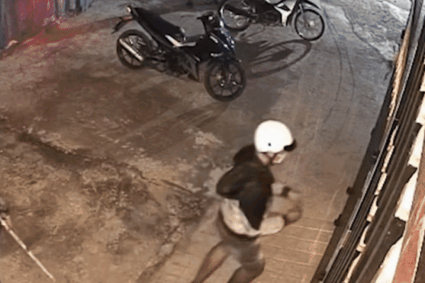 Clip: 6 tên vác dao vào nhà dân trộm gà còn dọa ra đây tao chém-1