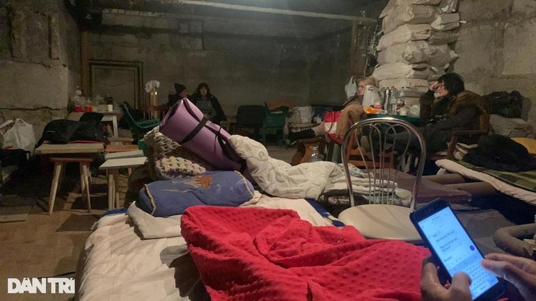 Người Việt trên chuyến tàu chật như nêm rời điểm nóng chiến sự Ukraine-4