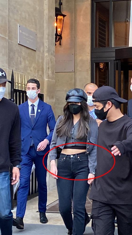 Dự fashion show, Jisoo nói không với đồ bó vì vòng 2 to tướng-6