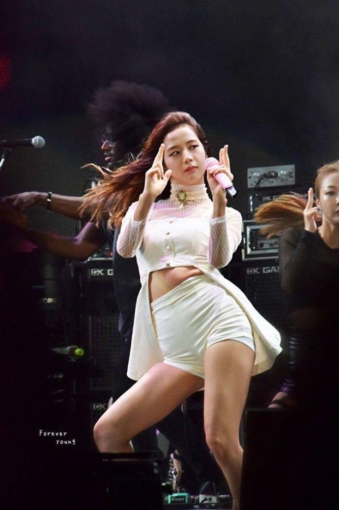 Dự fashion show, Jisoo nói không với đồ bó vì vòng 2 to tướng-11