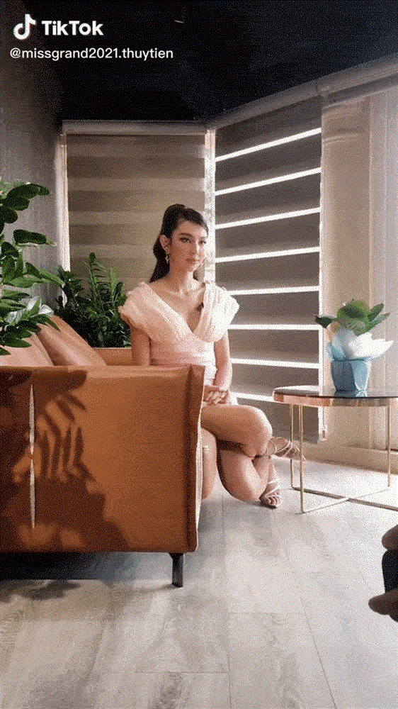 Hoa hậu Thùy Tiên bị chỉ trích vì dáng ngồi vắt chân như xếp bằng-8