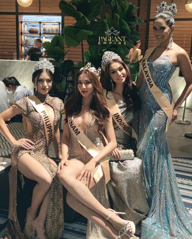 Hoa hậu Thùy Tiên bị chỉ trích vì dáng ngồi vắt chân như xếp bằng-11