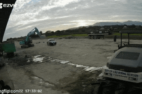 Tài xế lái máy xúc băm nát ô tô bán tải có người ngồi bên trong khai gì?-5