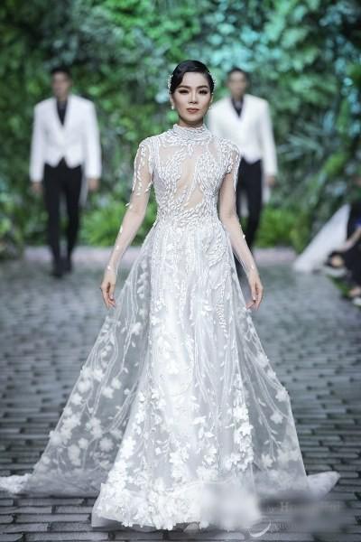 Lệ Quyên catwalk ra sao mà bị chê dẹo, không xứng chấm Hoa hậu?-6