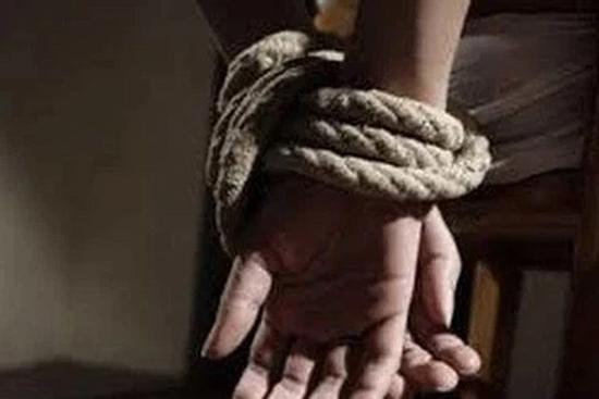 Bé gái 11 tuổi nghi bị người phụ nữ bịt mặt bắt cóc, đưa đến nhà nghỉ