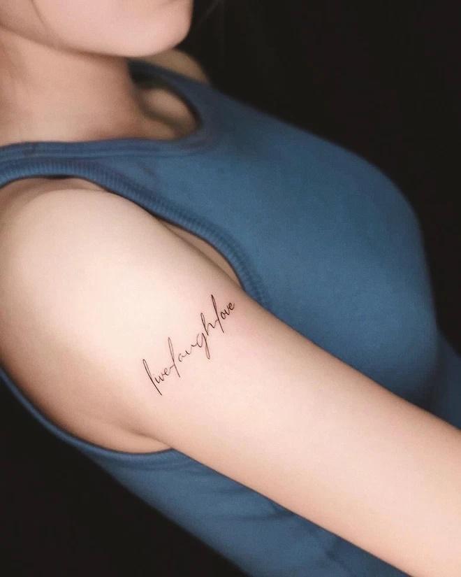 Khai phá hình xăm mới trên người vợ thiếu gia làng Youtuber-4