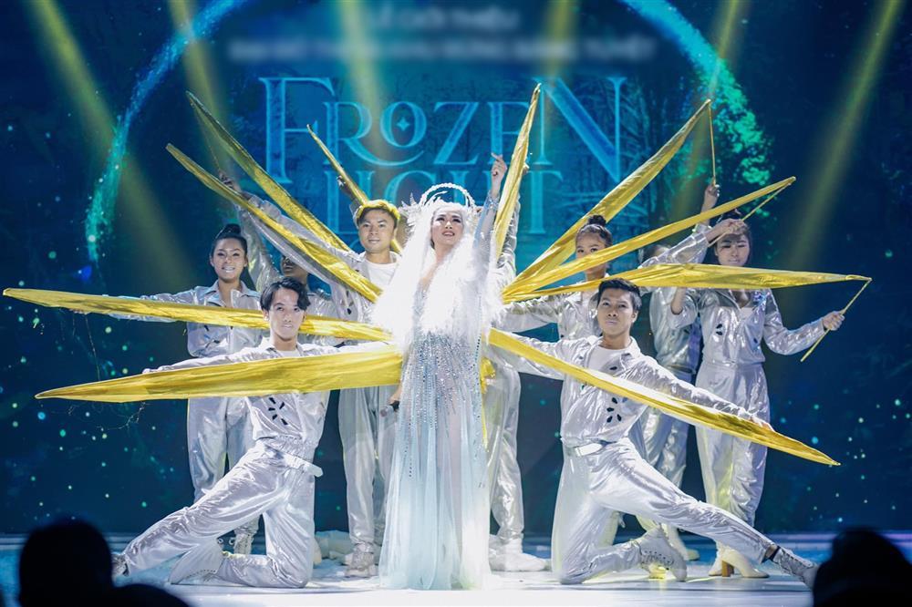 Võ Hạ Trâm hóa trang nữ hoàng mà bị chê giống Lý Mạc Sầu-3