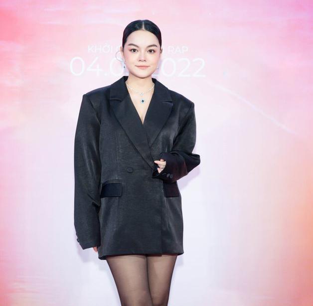 Phạm Quỳnh Anh diện vest rộng vẫn lộ vòng 2 lùm lùm bầu bí-1